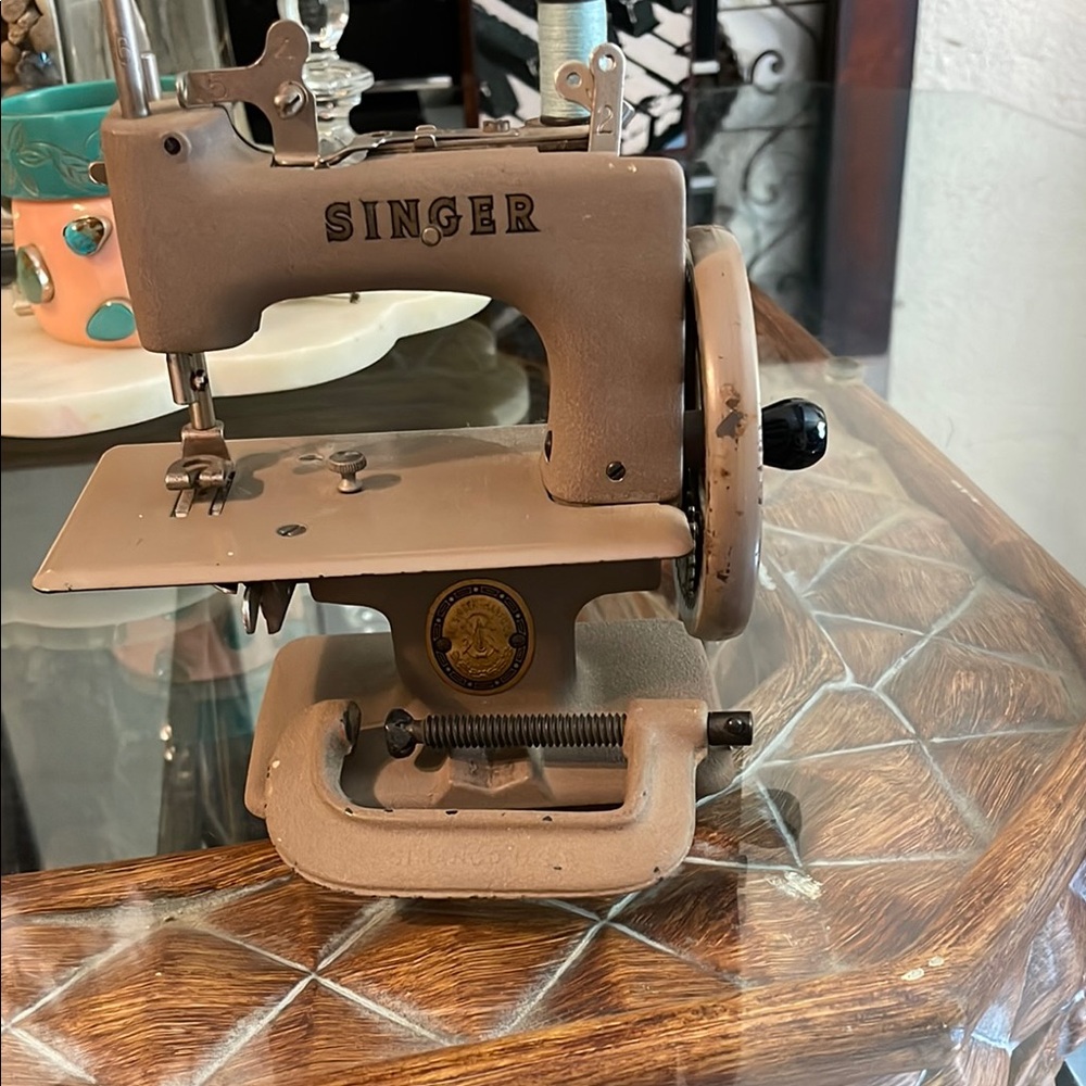 Vintage-Style Brown Toy Sewing Machine